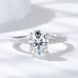 Anillo de moissanita ovalado